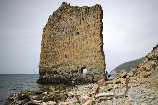 Плоская скала Парус на побережье Черного моря, главная загадка которой – небольшое аккуратное отверстие непонятного происхождения. По одной из гипотез дырку пробила пушка по время Кавказской войны. Но исследователи возражают: "Стреляли с броненосца моряки, пустили 4 снаряда, но стена осталась непоколебима, хотя заметны следы ядер, нигде не пробивших утёса".На фото: скала Парус — памятник природы в Краснодарском крае, находящийся на берегу Чёрного моря в 17 км к юго-востоку от города Геленджик. - Sputnik Казахстан
