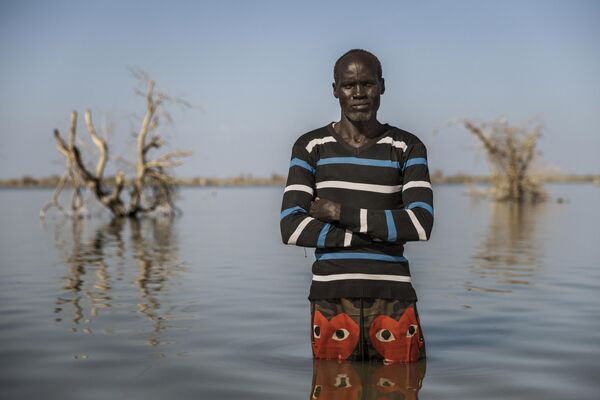Оңтүстік Судандағы толассыз жауған жаңбырдың салдарын елдің кейбір аймақтарын бір жыл бойы су басып қалуын британиялық Люк Дрей түсіріп алған. Автор Угандада тұрады.  - Sputnik Қазақстан