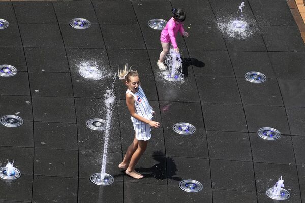 Детство, лето и брызги воды. На фото: школьницы веселятся в жару у фонтанов в парке Галлахер-Уэй в жаркую погоду в Чикаго, США.  - Sputnik Казахстан