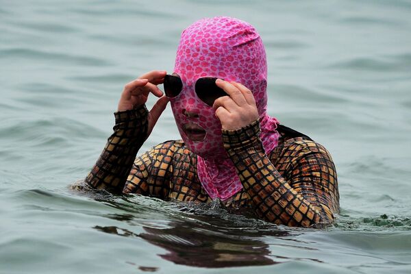 Очки надо? На фото: женщина в фейскини на пляже в Циндао, Китай. - Sputnik Казахстан