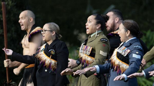 Военнослужащие исполняют традиционный приветственный танец маори для премьер-министра Китая Ли Цяна в Доме правительства в Веллингтоне, Новая Зеландия - Sputnik Казахстан