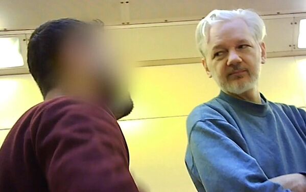 Ожидается, что 26 июня суд на Северных Марианских островах (территория США) вынесет решение о тюремном сроке для Ассанжа на 62 месяца (5 лет и два месяца).На фото: основатель WikiLeaks Джулиан Ассанж (справа) в тюрьме Белмарш в Лондоне. - Sputnik Казахстан