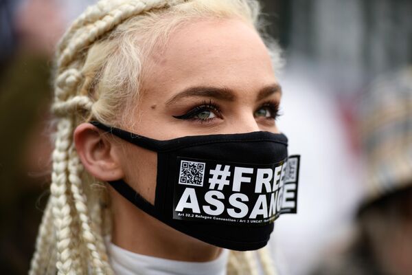 В соответствии со сделкой журналисту зачтут проведенные в лондонской тюрьме пять лет.На фото: женщина в маске с хештегом поддержки основателя WikiLeaks Джулиана Ассанжа. - Sputnik Казахстан