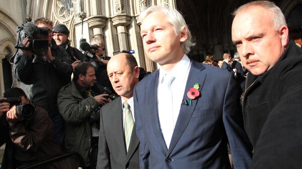 Основатель сайта Wikileaks Джулиан Ассанж у здания Высокого Лондонского суда, архивное фото - Sputnik Казахстан