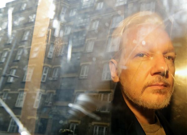 На фото: основателя WikiLeaks Джулиана Ассанжа выводят из суда, в Лондоне, 1 мая 2019 года. Архивное фото. - Sputnik Казахстан