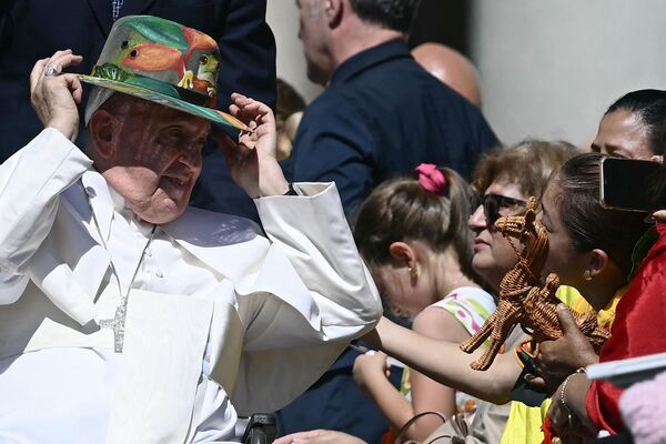 Папа Римский Франциск облачился в роскошную шляпу. Дело было в Ватикане. Разумеется фотографы мировых СМИ не могли пропустить столь шикарный момент и не запечатлеть его на свою камеру.  - Sputnik Казахстан