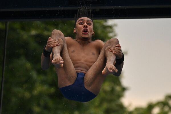 Британец Робби Ли выступил в финале соревнований по прыжкам в воду в Белграде в Сербии. Он наглядно показал, что выражение - взять ноги в руки - совсем не метафора.  - Sputnik Казахстан