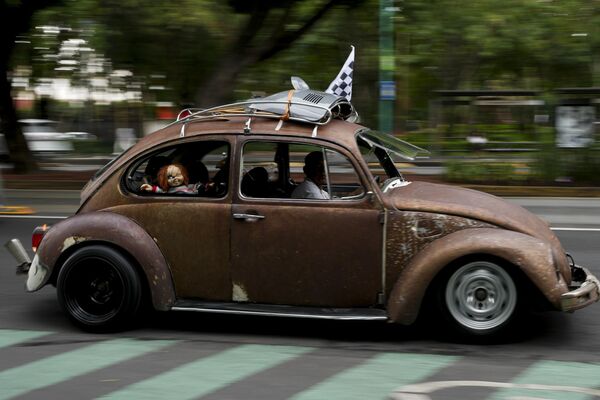 Антикварный Volkswagen Beetle разъезжал по улицам Мехико, удивляя местную публику.  - Sputnik Казахстан