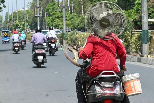 А в индийском городе Амритсар нынче возят пассажиров вместе с вентиляторами. Несусветная жара в этом году заставляет местных жителей быть хитрыми на выдумки.  - Sputnik Казахстан