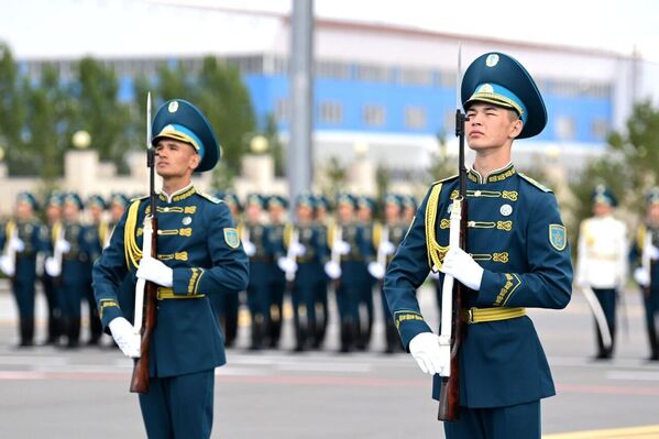 Президенттік полктің құрметті қарауыл ротасының сарбаздары ШЫҰ саммиті кезіндегі мемлекеттік деңгейдегі салтанатты және хаттамалық іс-шараларға қатысып, мәртебелі қонақтарды қарсы алып, қорғады.  - Sputnik Қазақстан