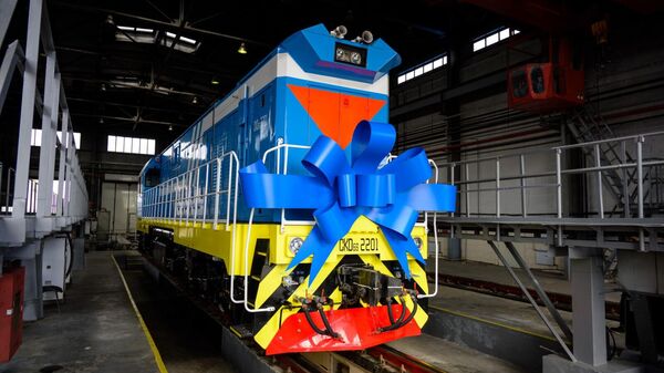 Первые маневровые локомотивы в рамках соглашения КТЖ и CRRC
досрочно поступили на станцию Алтынколь - Sputnik Казахстан