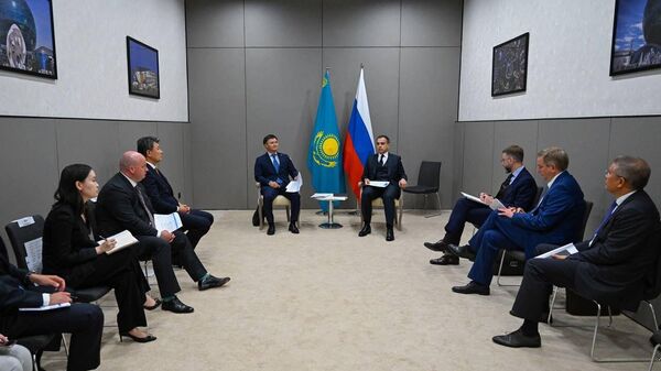 Глава КМГ встретился с главой СИБУРа - Sputnik Казахстан