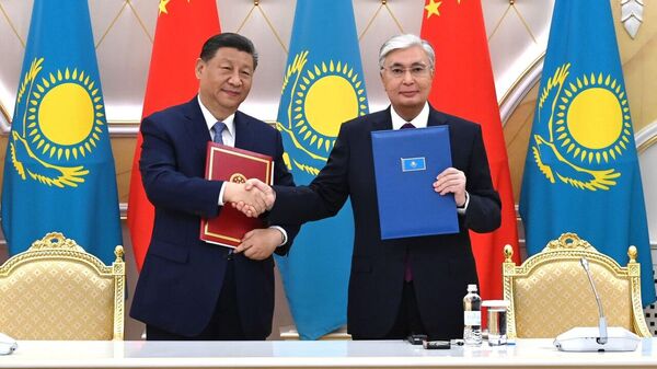 По итогам переговоров на высшем уровне Президент Казахстана Касым-Жомарт Токаев и Председатель Китайской Народной Республики Си Цзиньпин подписали Совместное заявление
 - Sputnik Казахстан