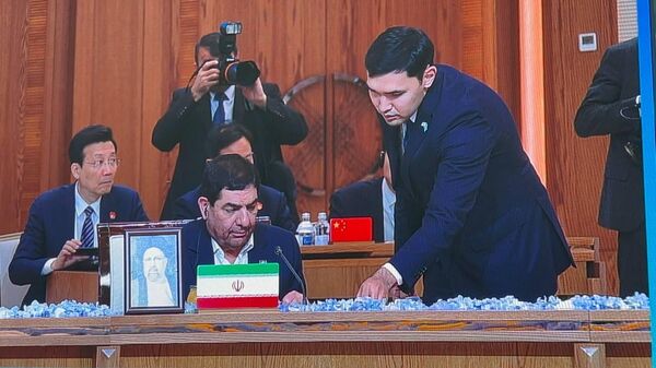 У и.о президента Ирана на круглом столе фото погибшего а авиакатастрофе президента - Sputnik Казахстан
