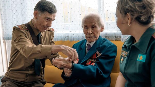 Ветерана Великой Отечественной навестили военные в Алматы - Sputnik Казахстан