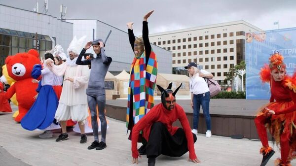 В Астане устроили театральное шествие в День столицы - Sputnik Казахстан