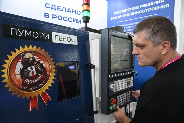 Көрмені Ресей Федерациясының өнеркәсіп және сауда министрлігі мен Свердлов облысының үкіметі ұйымдастырып отыр. Суретте: Екатеринбургтегі &quot;Иннопром&quot; халықаралық өнеркәсіп көрмесіндегі &quot;Пумори-инжиниринг инвест&quot; инжиниринг компаниясының стенді.  - Sputnik Қазақстан