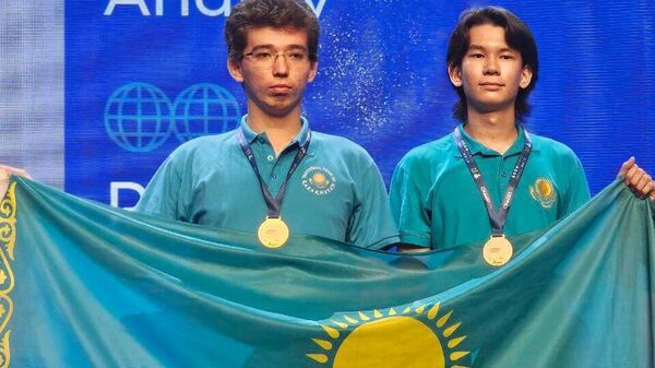 Взявшие золото на Международной научной физической олимпиаде казахстанские школьники - Sputnik Казахстан
