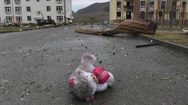 Мягкая игрушка во дворе поврежденного в результате обстрела жилого дома, архивное фото - Sputnik Казахстан