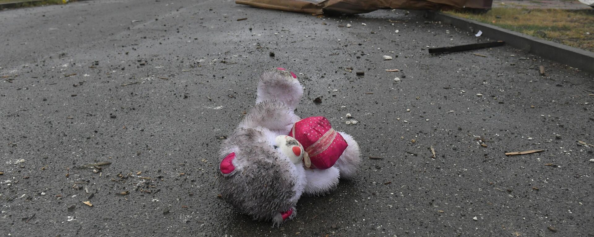 Мягкая игрушка во дворе поврежденного в результате обстрела жилого дома, архивное фото - Sputnik Казахстан, 1920, 04.07.2025