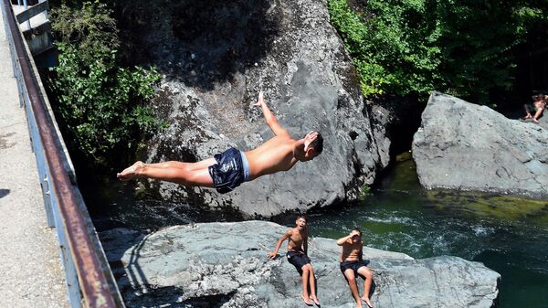 Мальчик прыгнул, чтобы освежиться, в реку Треска, Северная Македония  - Sputnik Казахстан