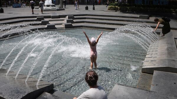 Молодая девушка играет в фонтане в Белграде, Сербия  - Sputnik Казахстан