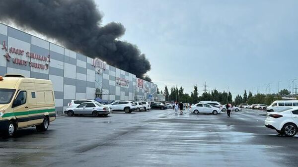 Тушение пожара на складах в Алматы - Sputnik Казахстан