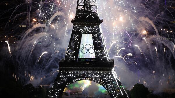 Олимпийские кольца на Эйфелевой башне во время фейерверка в преддверии Олимпийских игр 2024 года в Париже - Sputnik Казахстан