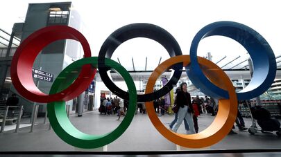 Олимпийские кольца на Эйфелевой башне во время фейерверка в преддверии Олимпийских игр 2024 года в Париже