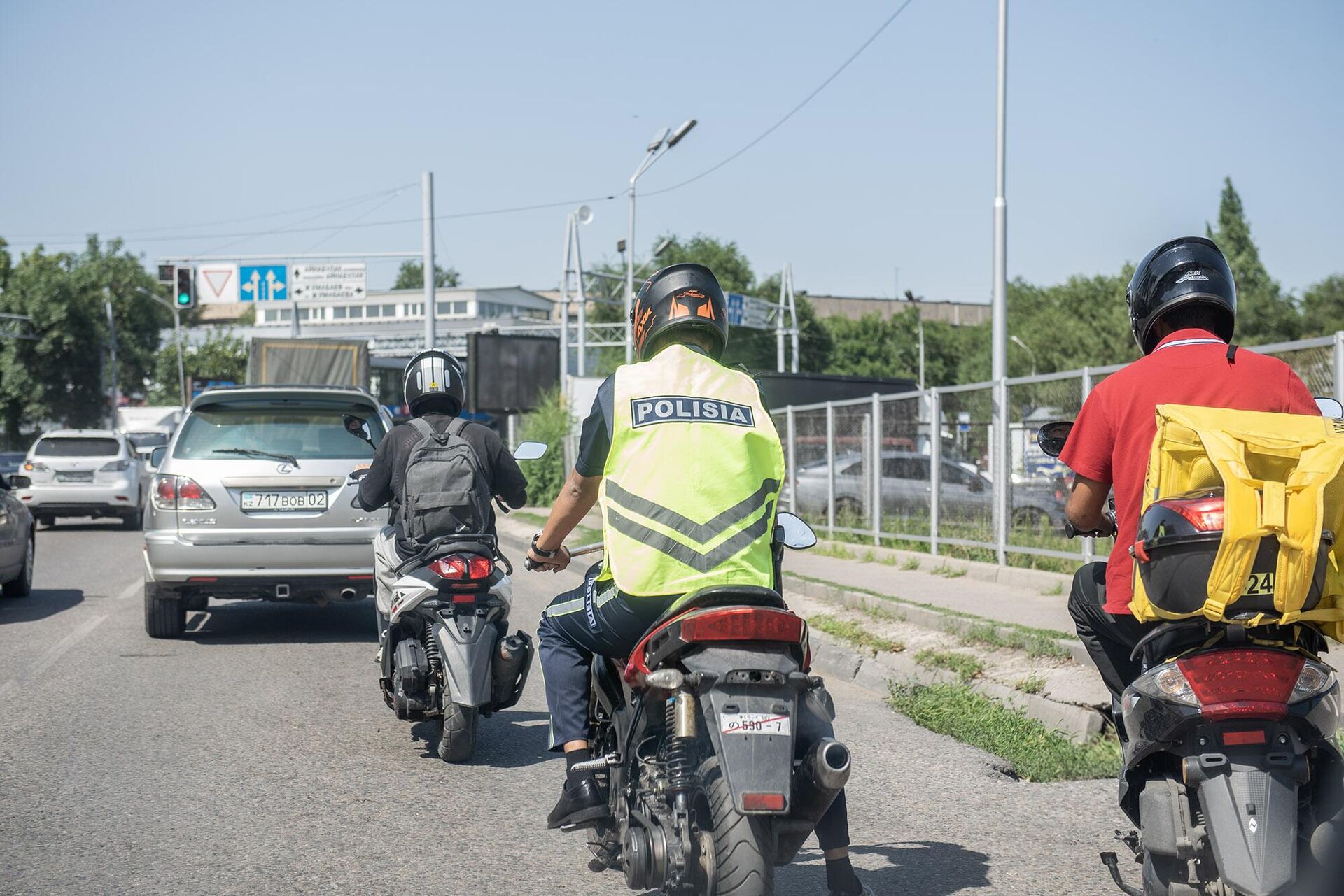 Патрульный полицейский доставляет мопед нарушителя на штрафную стоянку - Sputnik Казахстан, 1920, 17.07.2024