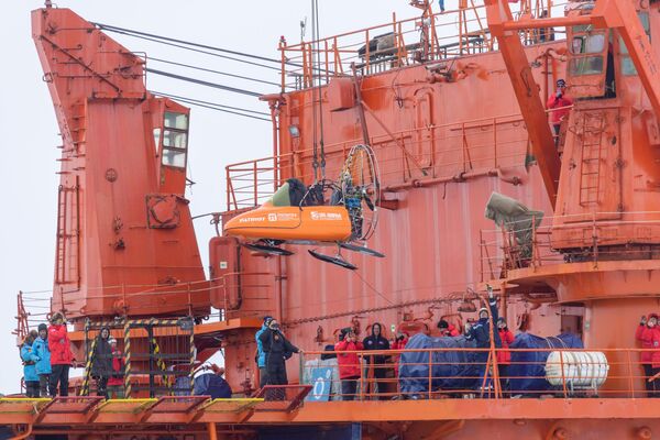 После прибытия на Северный полюс Игорь Потапкин вместе с паралетом вернулись на борт ледокола. - Sputnik Казахстан