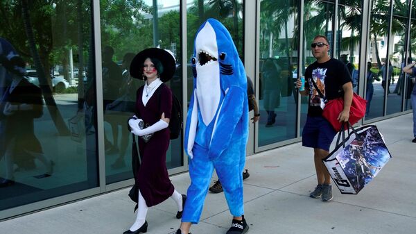 Люди приезжают на Florida Supercon в конгресс-центр Майами-Бич, США - Sputnik Казахстан