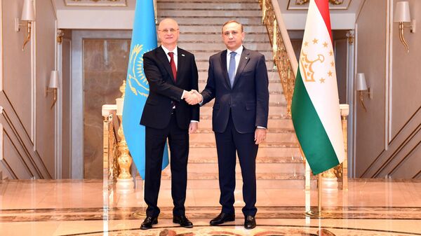 Казахстан и Таджикистан готовят подписание Дорожной карты по увеличению товарооборота - Sputnik Казахстан