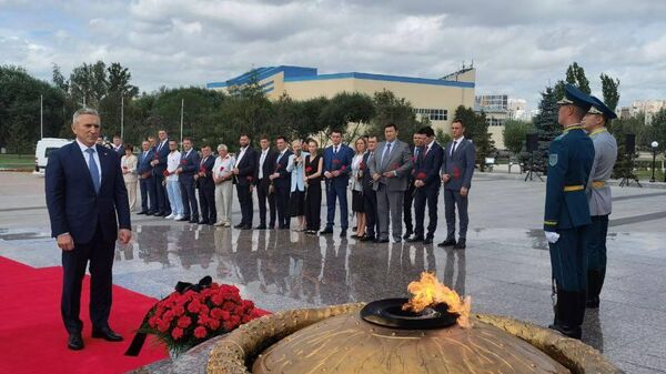 Губернатор Тюменской области Александр Моор почтил в Астане память всех павших на фронтах Великой Отечественной войны - Sputnik Казахстан