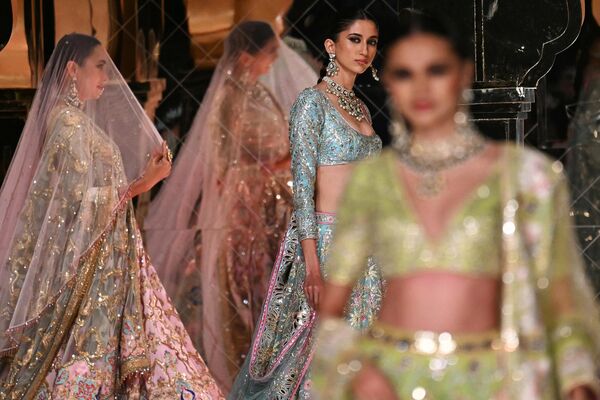 FDCI – это независимая ассоциация модельеров, созданная для пропаганды модного бизнеса в Индии в декабре 1998 года. На фото: модели представляют творения дизайнеров Abu Jani и Sandeep Khosla. - Sputnik Казахстан