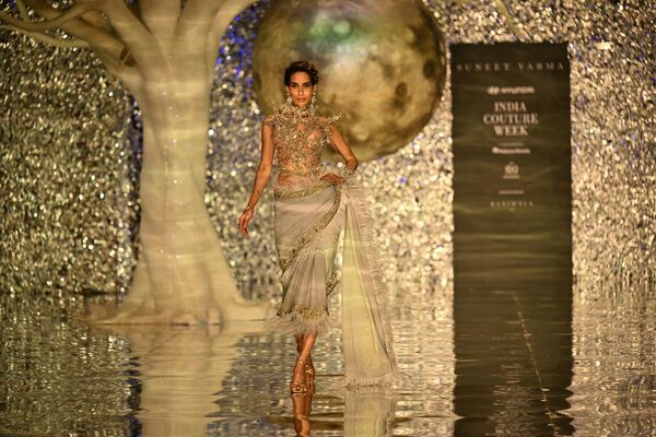 FDCI India сән апталығы алғаш рет 2008 жылы өтті. Суретте: модель үнді дизайнері Сунита Варманың туындысын таныстырып тұр.  - Sputnik Қазақстан