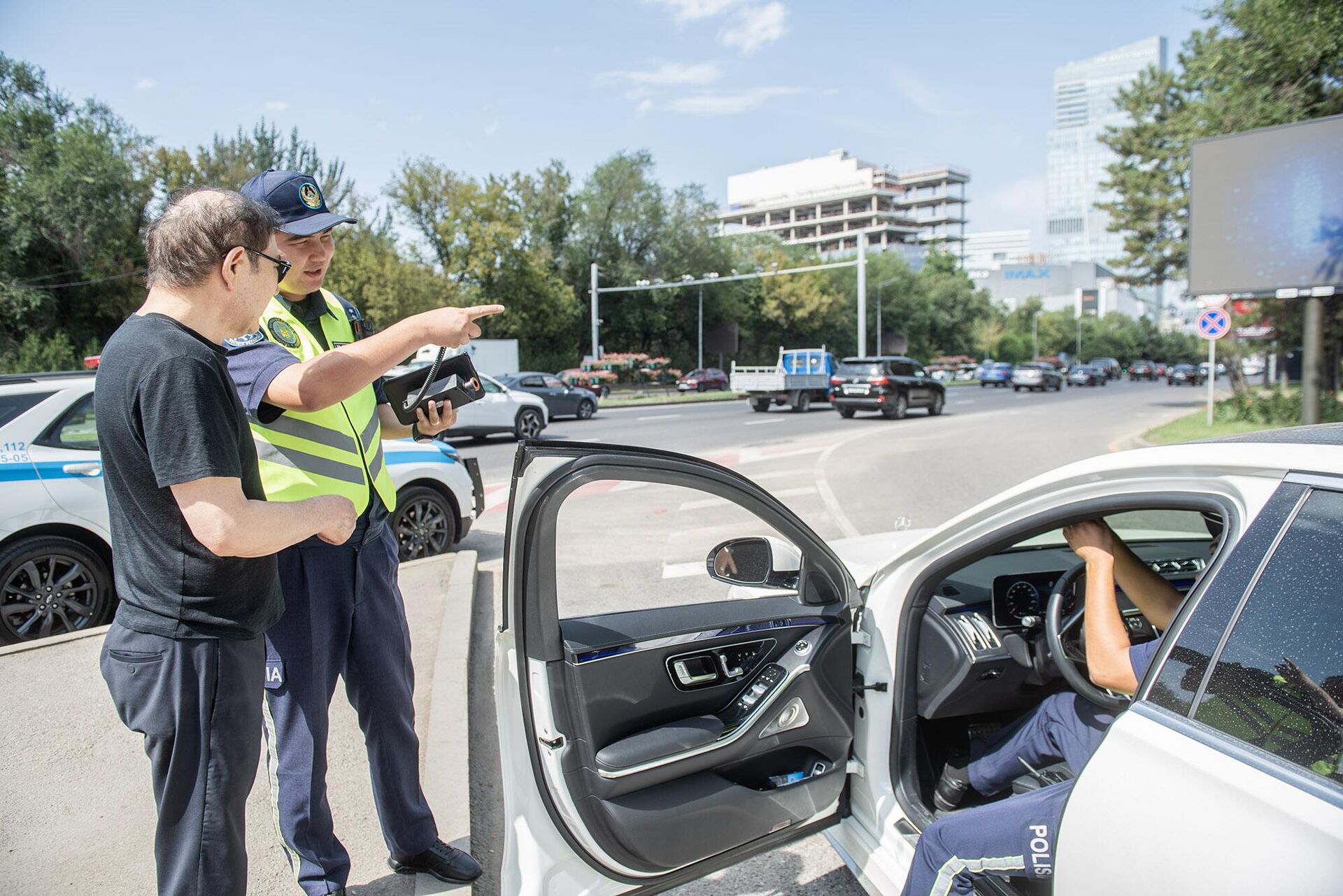 В Алматы проводятся точечные отработки по авто с тонированными передними стеклами - Sputnik Казахстан, 1920, 05.08.2024