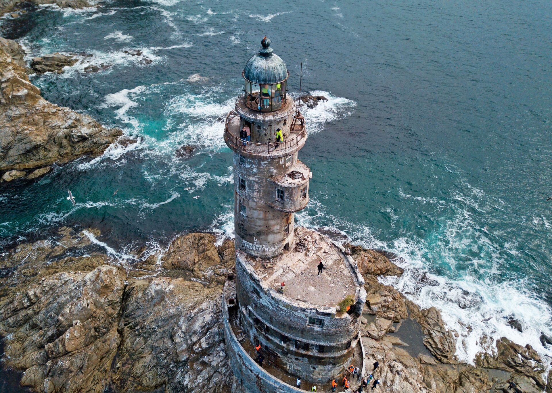 Заброшенный маяк Анива на скале Сивучья на территории мыса Анива, Сахалин - Sputnik Казахстан, 1920, 17.01.2026