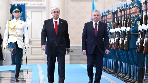 В Акорде состоялась торжественная церемония встречи Президента Узбекистана Шавката Мирзиёева, прибывшего с государственным визитом в Казахстан В Акорде состоялась торжественная церемония встречи Президента Узбекистана Шавката Мирзиёева, прибывшего с государственным визитом в Казахстан - Sputnik Казахстан