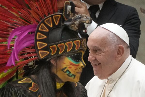 Группа мексиканских верующих в традиционных костюмах встречается с Папой Франциском в Ватикане. - Sputnik Казахстан