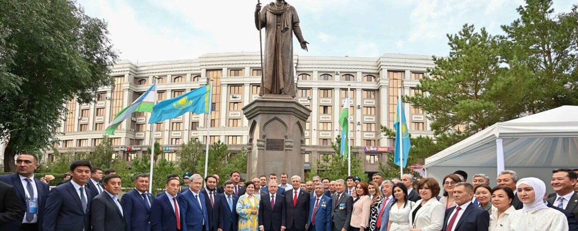 Касым-Жомарт Токаев и Шавкат Мирзиёев торжественно открыли памятник Алишеру Навои в Астане - Sputnik Казахстан, 1920, 08.08.2024