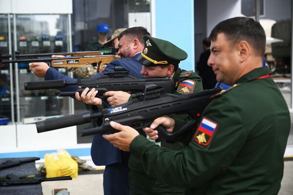 Ресей қарулы күштерінің мүддесіне қолдану үшін 220 сарапшы тиісті қару-жарақ пен техниканы іріктейді. Суретте: &quot;Патриот&quot; конгресс-көрме орталығындағы &quot;Армия-2024&quot; Х халықаралық әскери-техникалық форумына қатысушылар.  - Sputnik Қазақстан