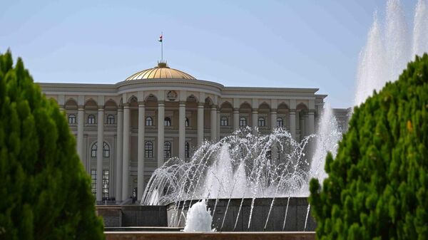 Касым-Жомарта Токаева, прибывшего с государственным визитом в Душанбе, во дворце Қасри Миллат встретил Президент Таджикистана Эмомали Рахмон
 - Sputnik Қазақстан