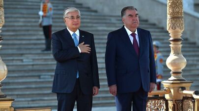 Касым-Жомарта Токаева, прибывшего с государственным визитом в Душанбе, во дворце "Қасри Миллат" встретил Президент Таджикистана Эмомали Рахмон
