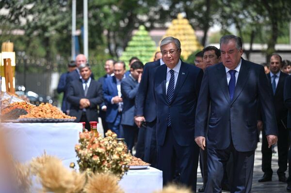 Қазақстан мен Тәжікстан президенттері ұлттық тағамдар көрмесін аралап көрді - Sputnik Қазақстан