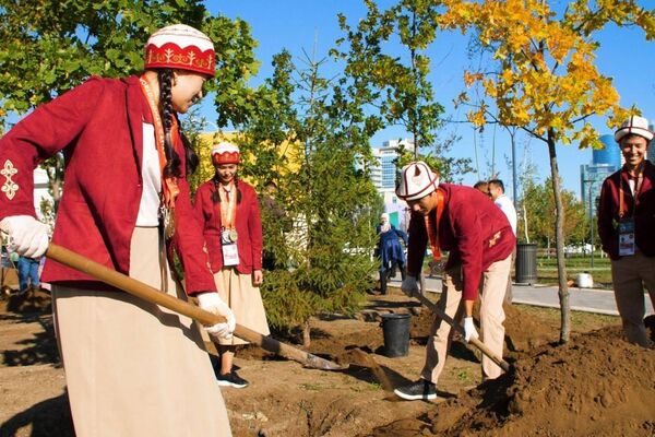 Дүниежүзілік көшпенділер ойындарының қатысушылары Астанада ағаш отырғызды - Sputnik Қазақстан