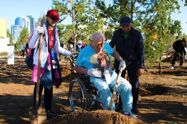 Дүниежүзілік көшпенділер ойындарының қатысушылары Астанада ағаш отырғызды - Sputnik Қазақстан