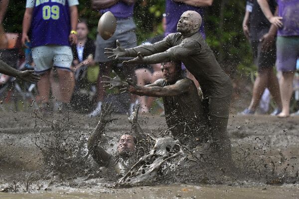 Игроки на стадионе Mud Bowl в Норт-Конвее, штат Нью-Гэмпшир, США. - Sputnik Казахстан