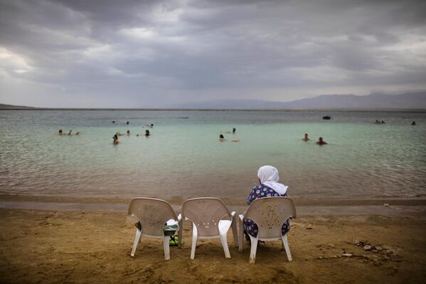 Мертвое море - находится на границе Иордании и Израиля. Мертвое море - это огромный и радующий взгляд оазис, украшающий пустынную горную местность. Только здесь вы сможете поплавать в воде на спине, при этом читая газету. - Sputnik Казахстан