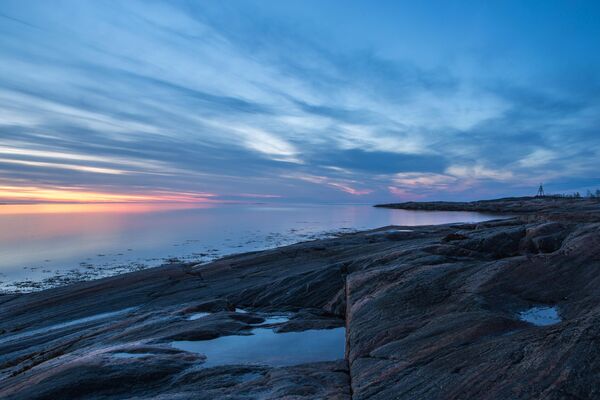Белое море - внутреннее море на севере европейской части России. Самое маленькое и при этом самое красивое море России, которое славится своей северной природой и холодным климатом. Одно из его старинных названий так и гласит - Студёное. Белое море также известно тем, что на его территории расположен популярный культурный и паломнический центр – Соловецкие острова. - Sputnik Казахстан